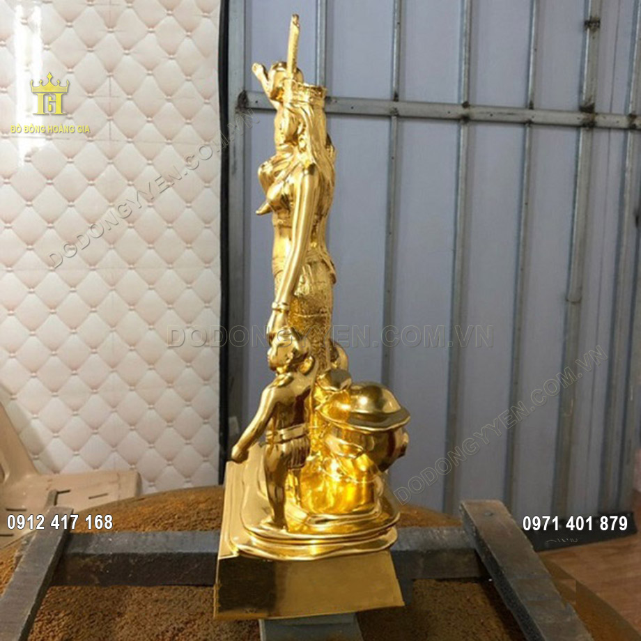 H&igrave;nh ảnh mẹ &Acirc;u Cơ c&ugrave;ng c&aacute;c con được sinh ra từ quả trứng đang đứng tr&ecirc;n đ&igrave;nh n&uacute;i được chạm khắc v&ocirc; c&ugrave;ng đẹp